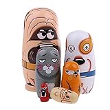 Eine Matrjoschka-Puppe, die auch als russische Nesting Doll oder russische Puppe bekannt ist, ist eine Reihe von Holzpuppen abnehmender Größe, die ineinander platziert sind. Eine Reihe von Matroschkas besteht aus einer Holzfigur, die sich von oben nach unten aufteilt, um eine kleinere Figur der gleichen Art im Inneren zu enthüllen, die wiederum eine andere Figur enthält, und so weiter.