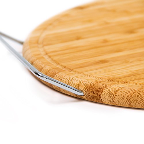 Relaxdays-Servierbrett-aus-Bambus-mit-Griff-H-x-B-x-T-4-x-434-x-29-cm-ovales-Schneidebrett-mit-Saftrille-aus-Holz-mit-praktischem-Metallhalter-als-Servierplatte-und-Serviertablett-nutzbar-natur