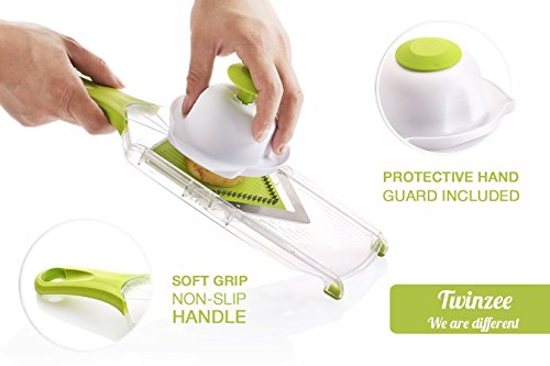 Die Twinzee Compact V-Hobel Mandoline Reibe – sie wird mit vier Aufsätzen mit Klingen aus rostfreiem Stahl geliefert und verfügt über einen praktischen Griff in schützender und ergonomischer Form. - 5