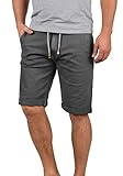 Auch beim Kombinieren ist die Chino-Bermuda ein Allround-Talent. Mal mit lässigem T-Shirt, lockerem Tank Top oder stylischem Hemd - es führt kein Weg an einer kurzen Chino-Hose vorbei.