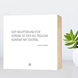 Grund für Stress: Idioten! Einzigartiges Holzbild 15x15x2cm zum Hinstellen und Aufhängen, echter Fotodruck mit Spruch auf Holz - schwarz-weißes Wand-Bild Aufsteller Holz-Schild Wandschild Holzdeko zur Dekoration im Büro und Daheim oder als Geschenk Mitbringsel Geschenkidee zum Umzug Einzug Geburtstag Hochzeit für Freundin Mutter Schwester Familie ... Poster Kunst-Druck Home Deko - Zitat von Albert Einstein