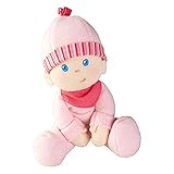 Wie jedes Baby trägt Luisa einen flauschigen Strampelanzug und eine passende Mütze, die angenäht ist