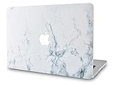 Diseño resistente y súper liviano. Es fácil y conveniente cargarlo con usted. Específicamente diseñado para todos los modelos de la Apple MacBook. Encaje perfecto y acceso completo a todos los puertos.