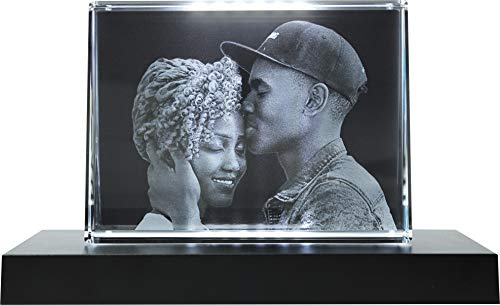 Galerie Kristall  Massiver selbststehender Glas-Frame mit Wunsch-Foto und Wunsch-Text (105 x 140 x 35 mm, Querformat, inkl. schwarzem LED-Lichtsockel mit Batterien)