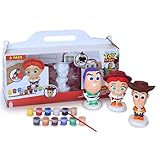 🤠 EL JUEGO PARA PINTAR INCLUYE: 1 x figura de Woody Toy Story (14 cms), 1 x figura de Buzz Lightyear (14 cms), 1 x figura de Jessie (14 cms), 12 macetas de pinturas, 1 pincel e instrucciones. Los colores brillantes de la pintura se pueden mezclar con agua y mezclarse entre sí para lograr una hermosa figura de Toy Story. Juguete y actividad adecuada desde los 3 años en adelante.