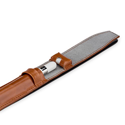 StilGut Pencil-Halter für Apple iPad Pro 9,7″ und iPad Pro 10.5″ aus echtem Leder (V2 verbesserte Variante) mit Lightning Adapter-Fach & Lasche. Stift-Halterung zur sicheren Aufbewahrung des Apple Pens, Cognac - 2
