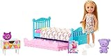 barbie family chelsea com piscina - mattel La cama azul tiene una cama nido que se desliza hacia afuera para la fiesta de pijamas; ¡al adorable osito morado de Chelsea le encanta tener su propia cama! Una manta de arcoíris y una almohada amarilla te ayudarán a dormir como un angelito