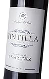De color caoba con tonos rojos rubí y ribetes ambarinos, limpio y brillante. En nariz predominan los aromas de pacificación, higos secos, caramelo y cierto deje a almendra, que lo recibe de su estancia en madera. En boca es untuoso, es dulce pero no empalagoso. Se da también el sabor ácido debido a los taninos, por su edad notamos sabor amargo y por su proximidad al mar notamos el sabor salado. Debido a todo esto hablamos de un vino único y con personalidad propia.