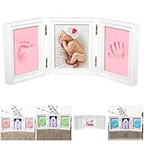 ❤【Muestra a tu bebé con orgullo】: el marco de tres pliegues está hecho de madera maciza de calidad y tiene un aspecto clásico que se adapta a cualquier decoración. Colócalo en un escritorio o mesa o colócalo en la pared.