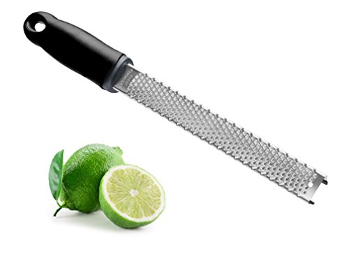 Allzweck Küchen-Reibe mit ergonomischem Griff | Zester mit schwarzem gummierten Griff | Parmesan und Käse-Reibe | Zitronen-Reibe aus Edelstahl | scharfe Limetten-Reibe | universal anwendbare Orangen-Reibe | Ingwer-Reibe | hochwertiger Hartkäse-Hobel | auch als Schokoladen-Reibe anwendbar | klassische Gemüse-Reibe von Zinser