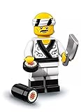 La serie de minifiguras LEGO® NINJAGO®: la películaTM ofrece nuevas posibilidades de juego gracias a las figuras que incluye: Kai con traje de kendo, Nya aprendiz de Spinjitzu, Lloyd, Jay Walker, Cole, Zane, Lloyd Garmadon, Maestro Wu, Chef de sushi, Chica N-POP, Técnico de LPG, Pulpo (ejército Tiburón), Gran Blanco (ejército Tiburón), General número 1 (ejército Tiburón), Angler (ejército Tiburón), Garmadon, Garmadon del volcán,