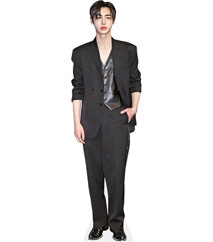 Nishimura Riki (Black Outfit) a grandezza naturale