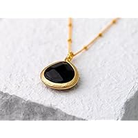 Schlichte Kette in schwarz-gold: Lange, elegante, vergoldete Satellitenkette mit einem gefassten Onyx-Anhänger