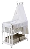 Accesorios y juguetes pequeños como los peluches se pueden guardar en las cajas organizadores de la bandeja inferior de facil acceso.La altura de la cuna es multiregulable para ajustarse perfectamente a la altura de la cama parental.