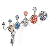 Die einzelnen Wandhaken sind liebevoll und detailreich von Hand bemalt