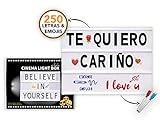 EL MEJOR REGALO Y ACCESORIO DECOR ♥ Nuestra Cinema Light Box es el regalo perfecto. Su completa combinación de letras y emojis la hacen ideal para decorar casi cualquier ocasión: navidad, san valentín, aniversarios, baby shower, fiestas, mesas de dulces, halloween, deporte, oficinas y mucho más. Además, viene en un bonito empaquetado que lucirá genial.