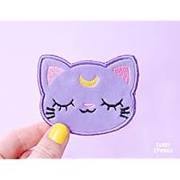 Patch Aufnäher Katze - Kitty Kätzchen Kopf mit Mond-Emblem - Sleepy Mooncat - handmade patch gestickt handgefertigt auf weichen Minky in lila flieder handmade