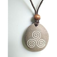 GESCHNITZTER ANHÄNGER AUS STEIN MIT EINEM TRISKELE