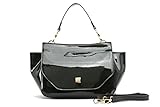 Las creaciones de nuestros bolsos casual son de un carácter cómodo y funcional. Bolsos prácticos y bolsos elegantes por la originalidad de sus diseños que identifican con una mujer actual. Mambo de Otros Mundos es una empresa madrileña con más de 20 años en el sector de la moda al mayor. Estamos especializados en la fabricación y diseño de bolsos y mochilas para mujer de hoy.