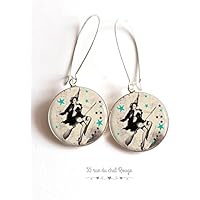 Harz-Cabochon-Ohrringe, Hexe auf ihrem Besen, Sterne, Pin-up, 60er Jahr