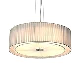 Exquisite Handwerkskunst und perfektes Schnitzen bringen eine warme und melodische Note in den angenehmen Raum dieses Raumes