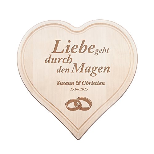 Schneidebrett Herz zur Hochzeit mit Gravur " Liebe geht durch den Magen " - Motiv Ringe - Personalisiert mit Namen und Datum - Küchenbrett aus 1,5 cm dicken Ahorn Holz mit Saftrille - 30 cm x 30 cm