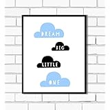 Kinderposter Kinderzimmerbild Spruch DREAM BIG LITTLE ONE Blau mit Wolken - für Jungen, Baby, Kind - Geschenkidee zur Geburt, Taufe, Geburtstag, Wandbild, Sprücheposter, skandinavisch - ungerahmt
