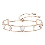 La pieza central de color rosa claro en forma de corazón aporta un toque añadido de romanticismo a este opulento diseño.