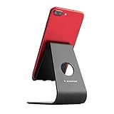 Un diseño ultrafuncional: fabricado en una aleación de aluminio de gran resistencia, esta moderna base aguanta muy bien sin moverse ni doblarse. Su altura y su ángulo de inclinación son perfectos para que puedas mirar tu teléfono sin tener que inclinarte. La parte delantera, los ganchos y la base, tienen una protección adicional de goma que da estabilidad al soporte y evita que tu dispositivo se arañe o resulte dañado.