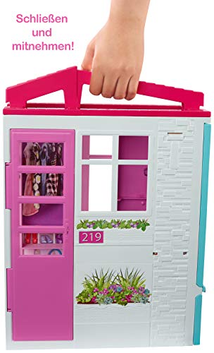 Barbie FXG55 - Ferienhaus mit Puppe, Möbeln und Pool, portables Puppenhaus ca. 46 cm hoch mit Tragegriff, Puppenzubehör Spielzeug ab 3 Jahren - 4