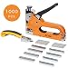 Produktbild AECCN Klammerpistole 3-in-1 Set mit Klammerentferner und 1000 Klammern Auswahlpackung, Duty Handbetriebener Karbonstahl Gun Tacker Werkzeug für Polster, Fixiermaterial, Dekoration, Tischlerei, Möbel