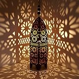 Die Form ist orientalisch, die Perforation ist marokkanisch. Dieses orientalisches Windlicht passt hervorragend als Dekoration für eine romantische Beleuchtung, an Weihnachten als Weihnachtslaterne oder Weihnachtswindlicht | zum Hängen als Hängelaterne oder Hängewindlicht.