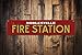 Produktbild Dozili Feuerwehrstation City Location, Personalisiertes Feuerhaus Kinderzimmer-Dekoration, Metall, Feuerwehrmann Höhle Geschenk – Hochwertiges Aluminium, 10,2 x 45,7 cm