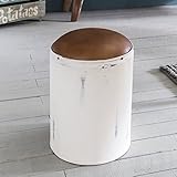 MATERIAL ✔ Die Sitzfläche des Hockers besteht aus echtem Ziegenleder // Der Korpus wurde aus Metall gefertigt und ist weiß lackiert // Die Standbeine und der Unterboden sind aus recyceltem Massivholz.