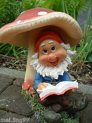 Gartenzwerg mit Buch unter Pilz Gartenfigur