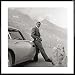 Produktbild James Bond 007 Poster Kunstdruck und Kunststoff-Rahmen - Sean Connery Mit Aston Martin (40 x 40cm)