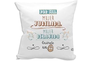 MUNDOHUEVO Cojin decorativo, original y personalizado para regalo, ideal para jubilacion y eventos. Incluye relleno. Mujer jubilada, Mujer relajada. 42,5 X 42,5 cm. Cojines con agradable tacto de algodon.