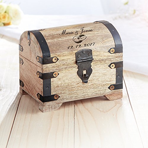 Geld-Schatztruhe zur Hochzeit mit individueller Gravur – für das Geldgeschenk zur Hochzeit – Schmuck-Kästchen aus hellem Holz mit [Wunschname] und [Datum] – Hochzeitsgeschenk – Motiv Eheringe – 14 x 11 x 13 cm - 2