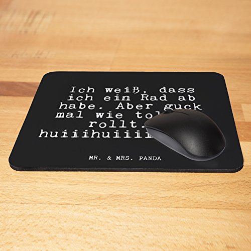 Mr. & Mrs. Panda Mauspad Druck Spruch „Ich weiß, dass ich ein Rad ab habe. Aber guck mal wie toll es rollt… huiiihuiiiiii….“ – 100% handmade aus Naturkautschuk – Mouse Pad, Mousepad, Computer, PC, Männer, Mauspad, Maus, Geschenk, Druck, Schenken, Motiv, Arbeitszimmer, Arbeit, Büro Geschenk, Freundin, Freund, Geschenk Frauen, Geschenk Freundin, Tasse mit Spruch Spruch Sprüche Lustig Spass Geschenk Geschenkidee Zitate - 4