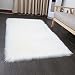 Produktbild Faux Lammfell Schaffell Teppich 50 x 150 cm Flauschig Weiche Nachahmung Wolle Teppich Longhair Fell Optik Gemütliches Schaffell Bettvorleger Sofa Matte (Weiß)