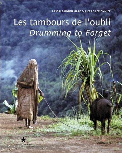 Les Tambours de l'oubli - La Vie ordinaire et cérémonielle d'un peuple forestier de Papouasie, édition bilingue français-anglais Les Tambours de l'oubli - La Vie ordinaire et cérémonielle d'un peuple forestier de Papouasie, édition bilingue français-anglais