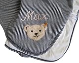 Steiff Babydecke mit Ihrem Wunsch Namen in der abgebildeten Stickschrift bestickt marine blau fein gestreift 90 cm x 60 cm Steiff Collection 6650 - 3