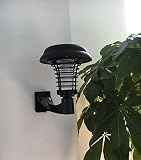 ► Coloque el interruptor del asesino solar de mosquitos en "ON1" u "ON2" y colóquelo en un lugar soleado para que el panel solar se ilumine de 45 a 90 grados con luz y al sol (E> = 20000LX) durante 4 a 10 horas. Haga la batería llena. En la noche, si el interruptor está en "ON1" es una función de eliminación de mosquitos, y si el interruptor está en "ON2" es una función de iluminación.
