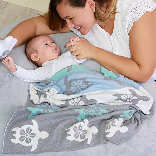 Babydecke / Erstlingsdecke / Kuscheldecke / Feinstrickdecke / Sommerdecke aus 100% Bio-Baumwolle. Atmungsaktiv, pflegeleicht und GOTS zertifiziert. Größe 80x100cm. Versand inkl. Geschenkschachtel. - 4