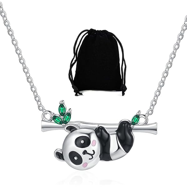 Leuke panda in de hoed van de kerstman in rode zak met geïsoleerde