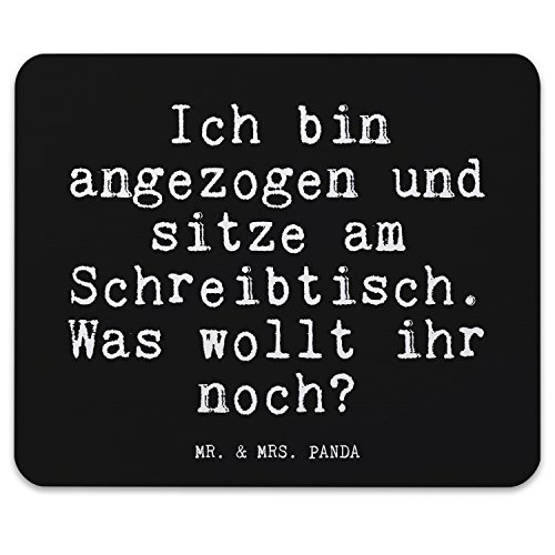 Mr. & Mrs. Panda Mauspad Druck Spruch "Ich bin angezogen und sitze am Schreibtisch. Was wollt ihr noch? " - 100% handmade aus Naturkautschuk - Mouse Pad, Mousepad, Computer, PC, Männer, Mauspad, Maus, Geschenk, Druck, Schenken, Motiv, Arbeitszimmer, Arbeit, Büro Büro, Kollegen, Chef, Chefin, Kollegin, Kollege, Arbeitskollege, Arbeit, Schreibtisch, Firmenfeier, Geschenk Spruch Sprüche Lustig Spass Geschenk Geschenkidee Zitate