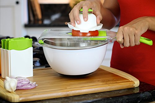 Die Twinzee Compact V-Hobel Mandoline Reibe – sie wird mit vier Aufsätzen mit Klingen aus rostfreiem Stahl geliefert und verfügt über einen praktischen Griff in schützender und ergonomischer Form. - 7