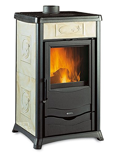Poêle à bois 'Rossella Plus' Poêle avec revêtement extérieur en faïence. Porte, pied et tête en fonte. Verre céramique résistant à 750 °. Tiroir à bûches amovible. Foyer en fonte. Échappement Gaine ø 130 supérieur. Taille mm.559 x 915 x 536. Co