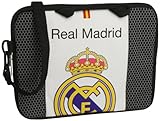 El Real Madrid Club de Fútbol, más conocido como Real Madrid, es una entidad polideportiva con sede en Madrid, España. Fue fundado oficialmente el 6 de marzo de 1902. En cuanto a los logros deportivos es uno de las entidades, tanto a nivel futbolístico nacional como internacional, una de las más laureadas y reconocidas del mundo, siendo reconocido por la FIFA como el Mejor Club del Siglo XX, en diciembre del 2000, el Mejor Club Europeo del Siglo XX por la IFFHS.Incluye: 1 funda ordenadorTam