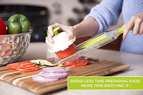 Die Twinzee Compact V-Hobel Mandoline Reibe – sie wird mit vier Aufsätzen mit Klingen aus rostfreiem Stahl geliefert und verfügt über einen praktischen Griff in schützender und ergonomischer Form. - 2
